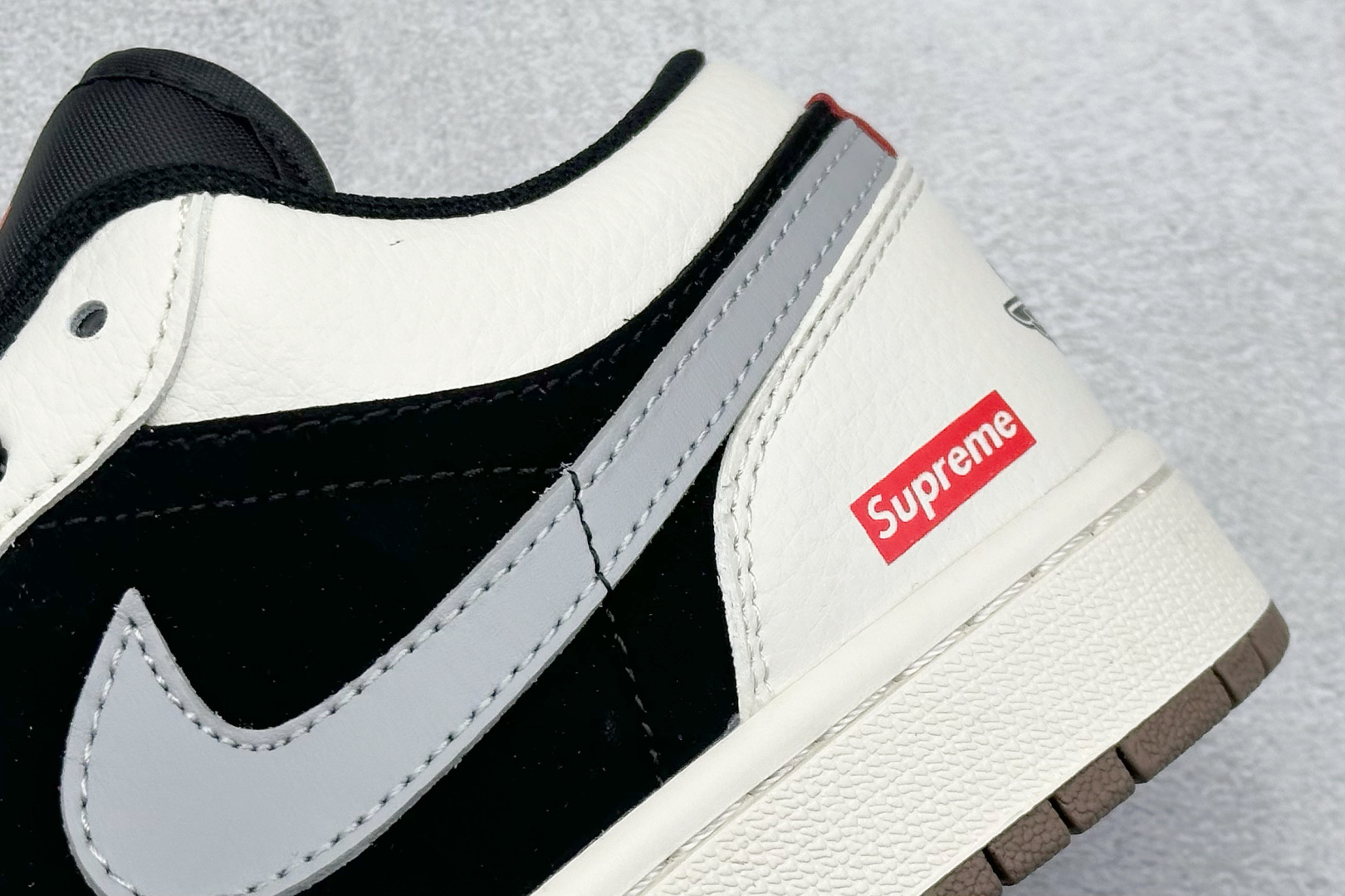  
Air Jordan 1 Retro Low x Supreme 白黑小钩
官方同步新色 原装级产物