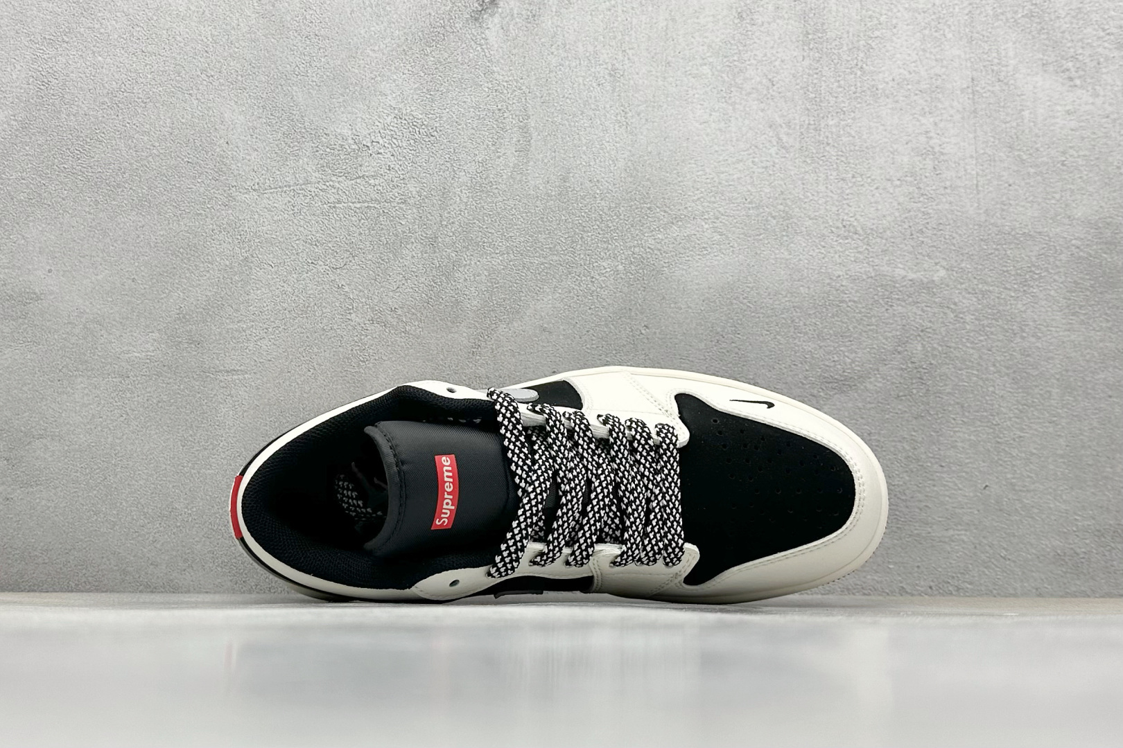  
Air Jordan 1 Retro Low x Supreme 白黑小钩
官方同步新色 原装级产物