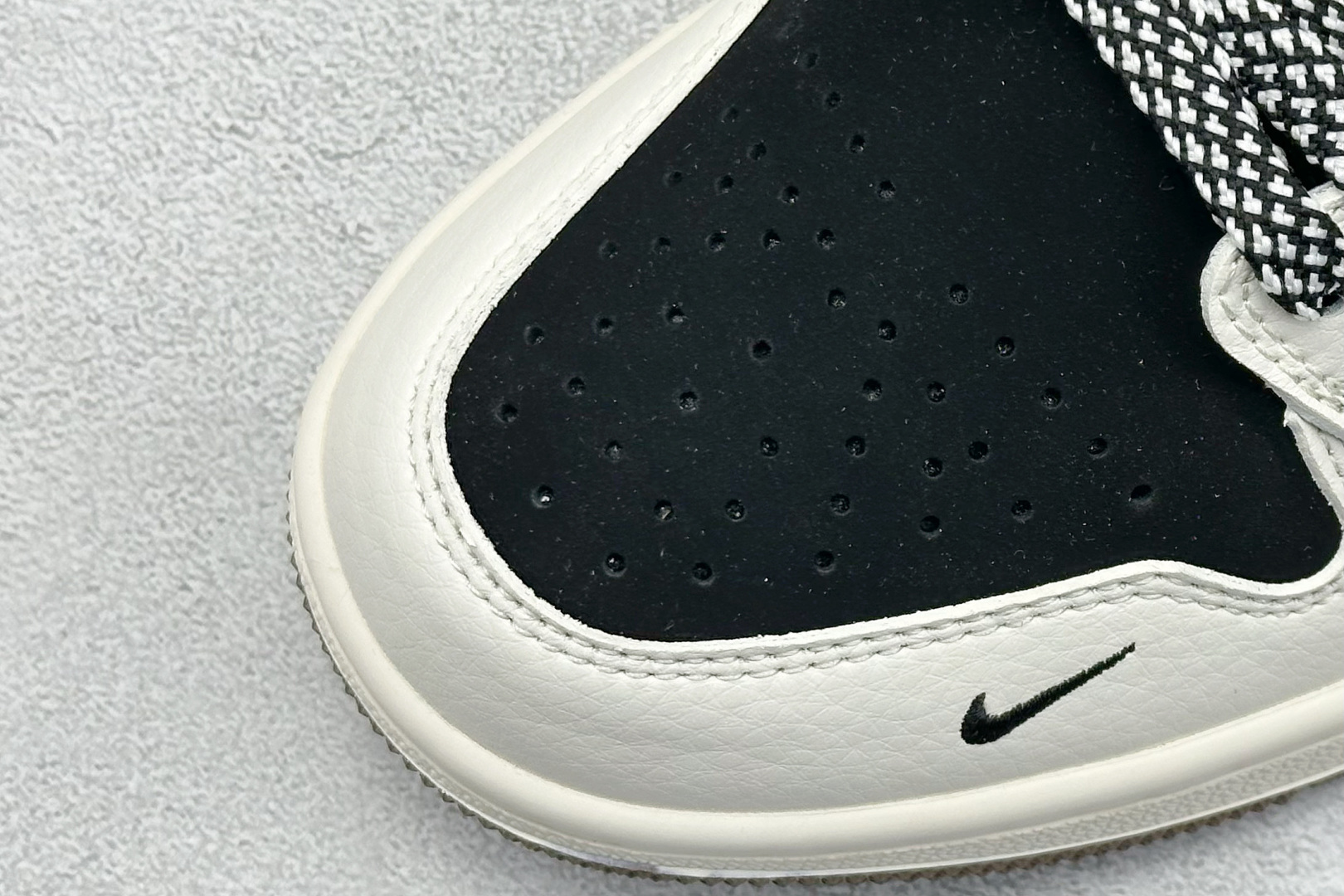 
Air Jordan 1 Retro Low x Supreme 白黑小钩
官方同步新色 原装级产物