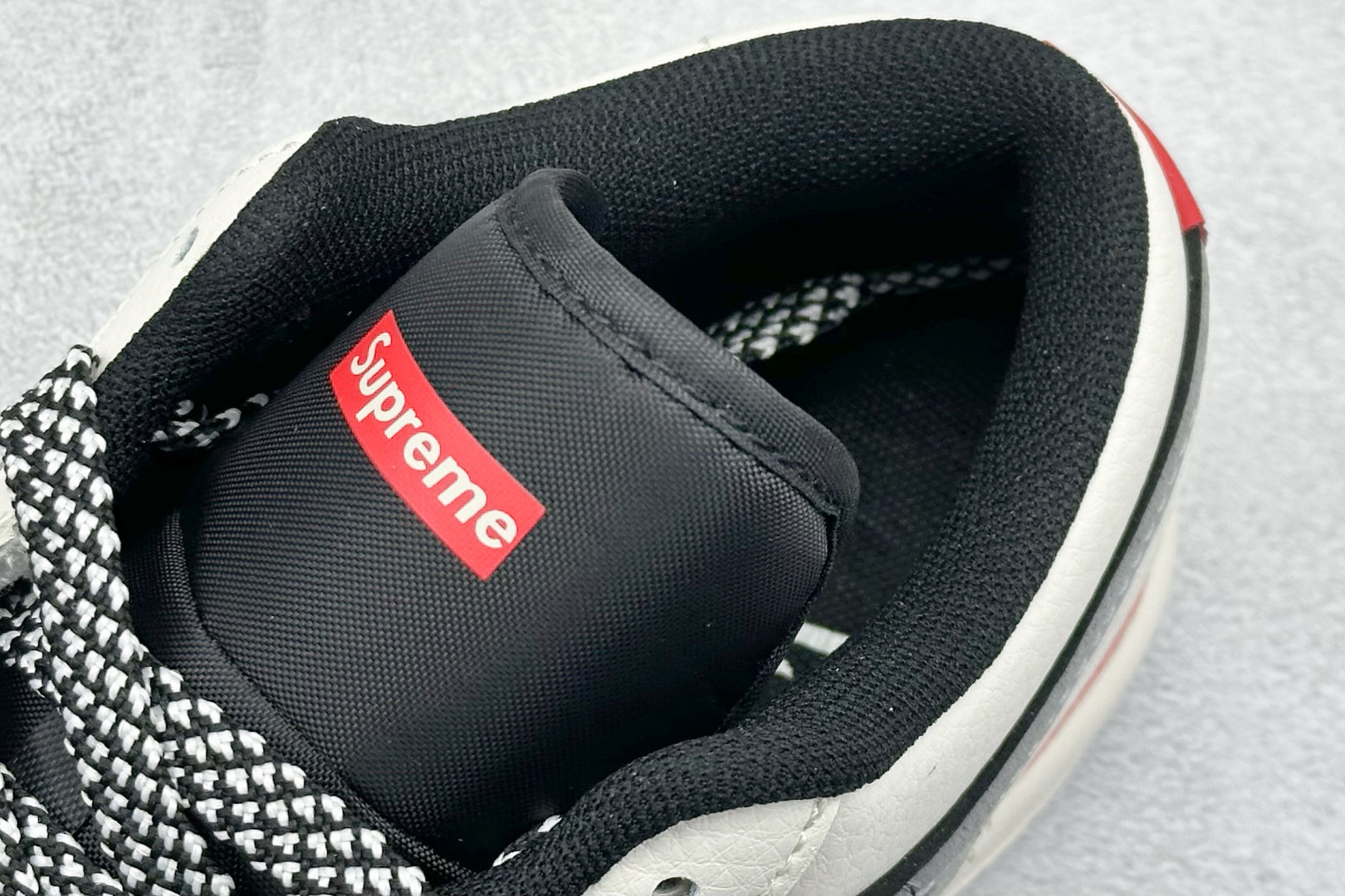  
Air Jordan 1 Retro Low x Supreme 白黑小钩
官方同步新色 原装级产物