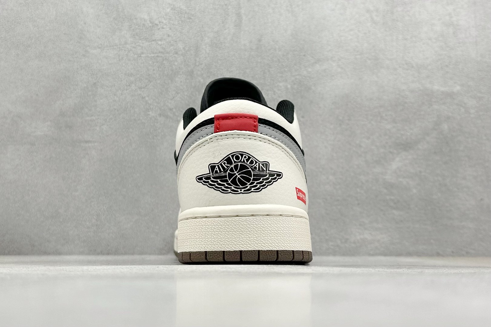  
Air Jordan 1 Retro Low x Supreme 白黑小钩
官方同步新色 原装级产物
