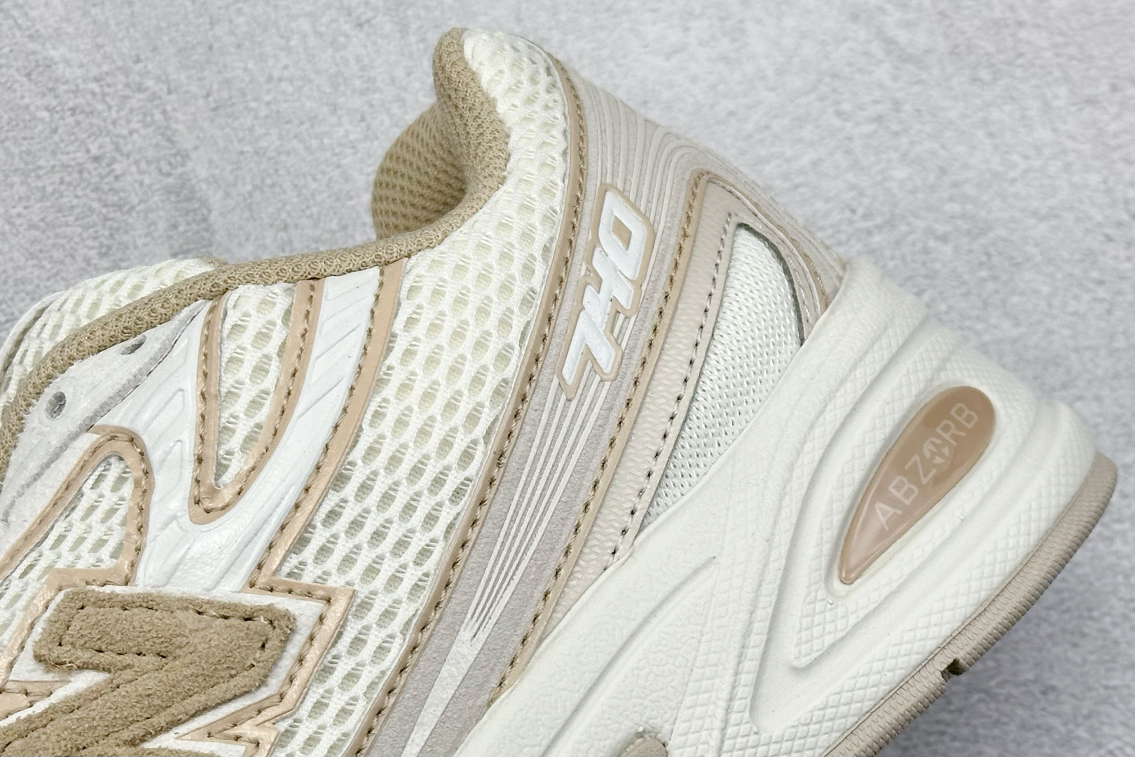  
K版 New Balance 740 复古跑鞋 
小红书爆款 官网售罄
这双鞋确实是NB家经典复古款