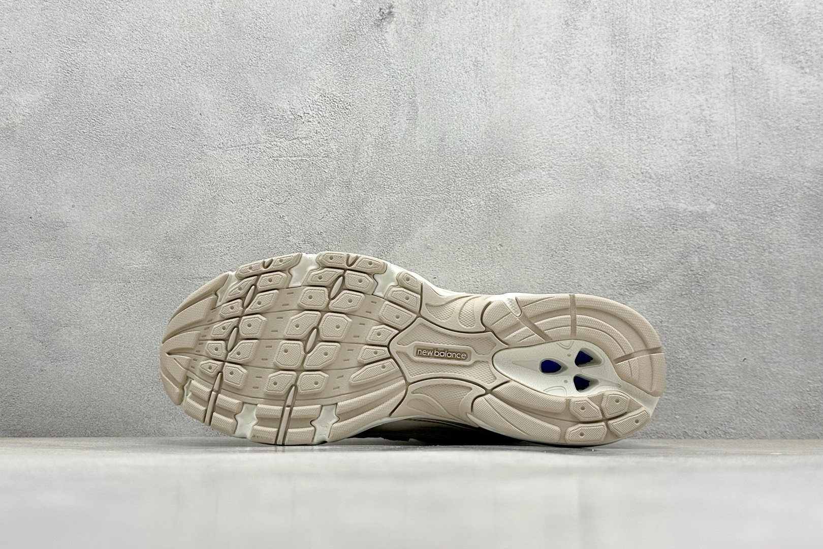  
K版 New Balance 740 复古跑鞋 
小红书爆款 官网售罄
这双鞋确实是NB家经典复古款