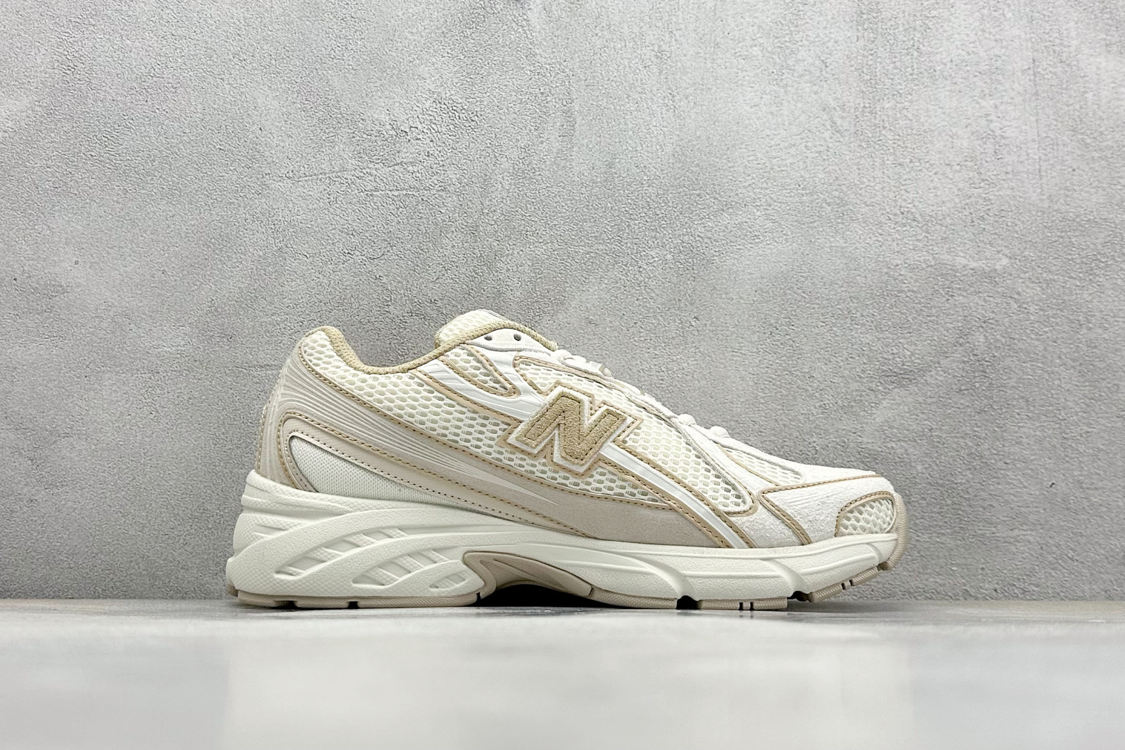  
K版 New Balance 740 复古跑鞋 
小红书爆款 官网售罄
这双鞋确实是NB家经典复古款