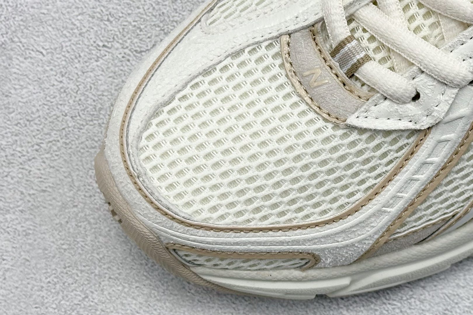  
K版 New Balance 740 复古跑鞋 
小红书爆款 官网售罄
这双鞋确实是NB家经典复古款