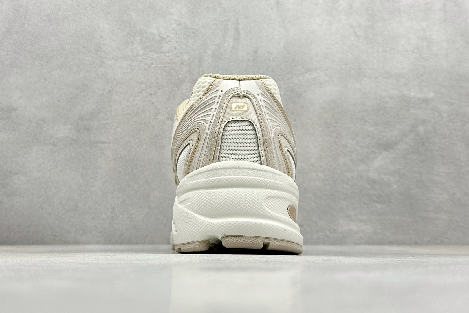  
K版 New Balance 740 复古跑鞋 
小红书爆款 官网售罄
这双鞋确实是NB家经典复古款
