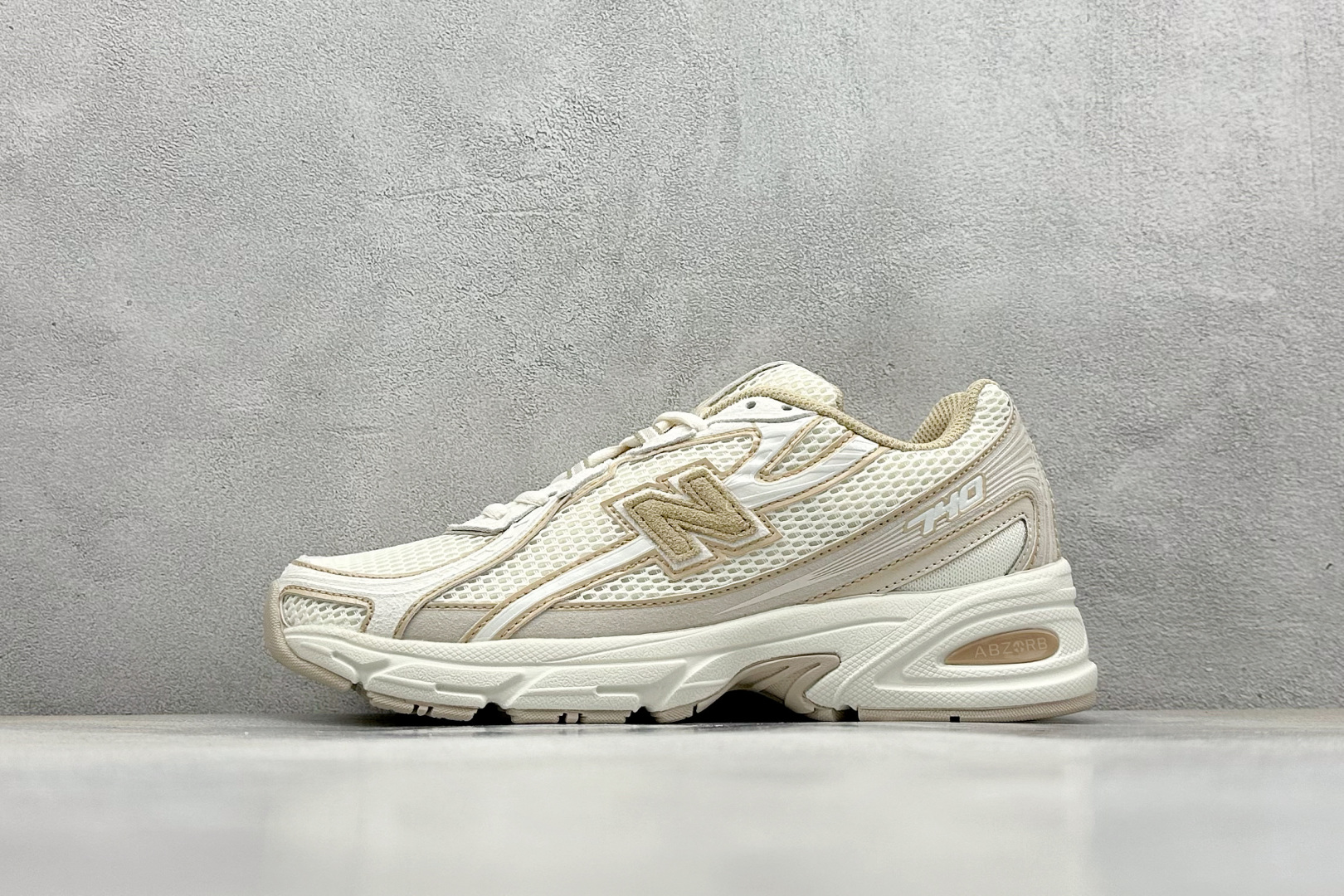  
K版 New Balance 740 复古跑鞋 
小红书爆款 官网售罄
这双鞋确实是NB家经典复古款