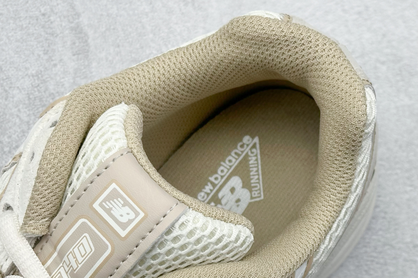  
K版 New Balance 740 复古跑鞋 
小红书爆款 官网售罄
这双鞋确实是NB家经典复古款