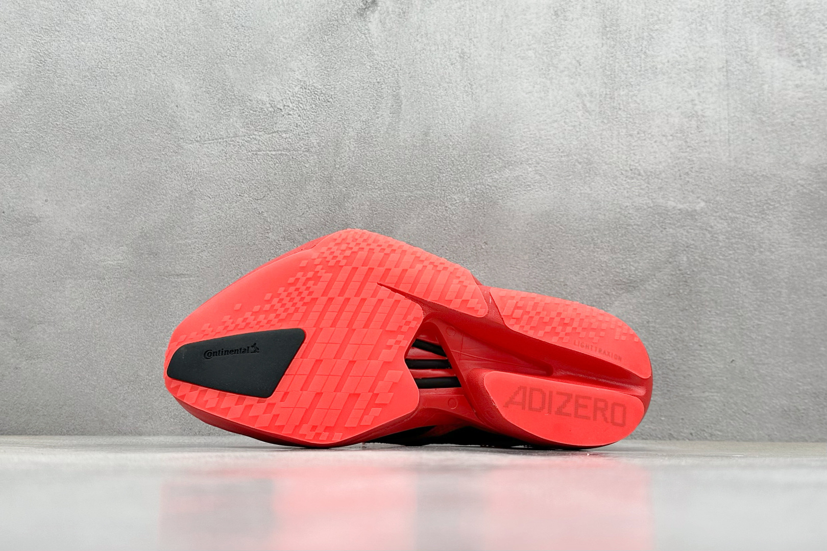  
Ad Adizero Adios 4 M 阿迪透气轻盈低帮跑步鞋

货号：JR6368 
尺码：36