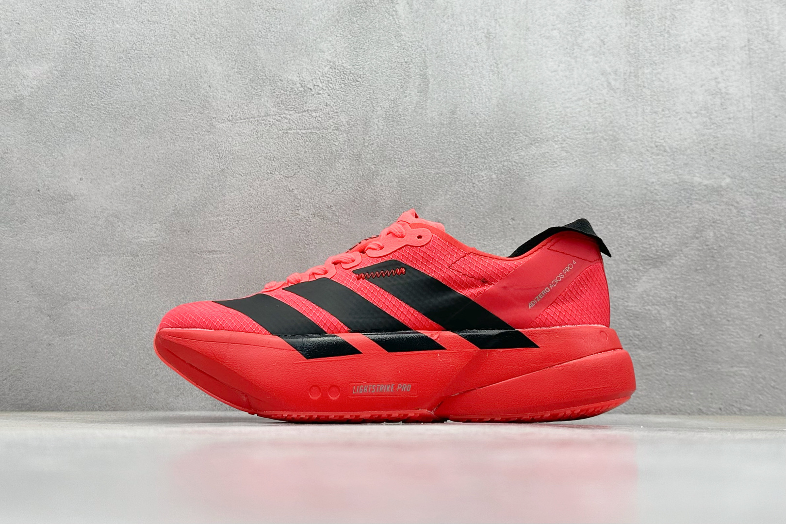  
Ad Adizero Adios 4 M 阿迪透气轻盈低帮跑步鞋

货号：JR6368 
尺码：36
