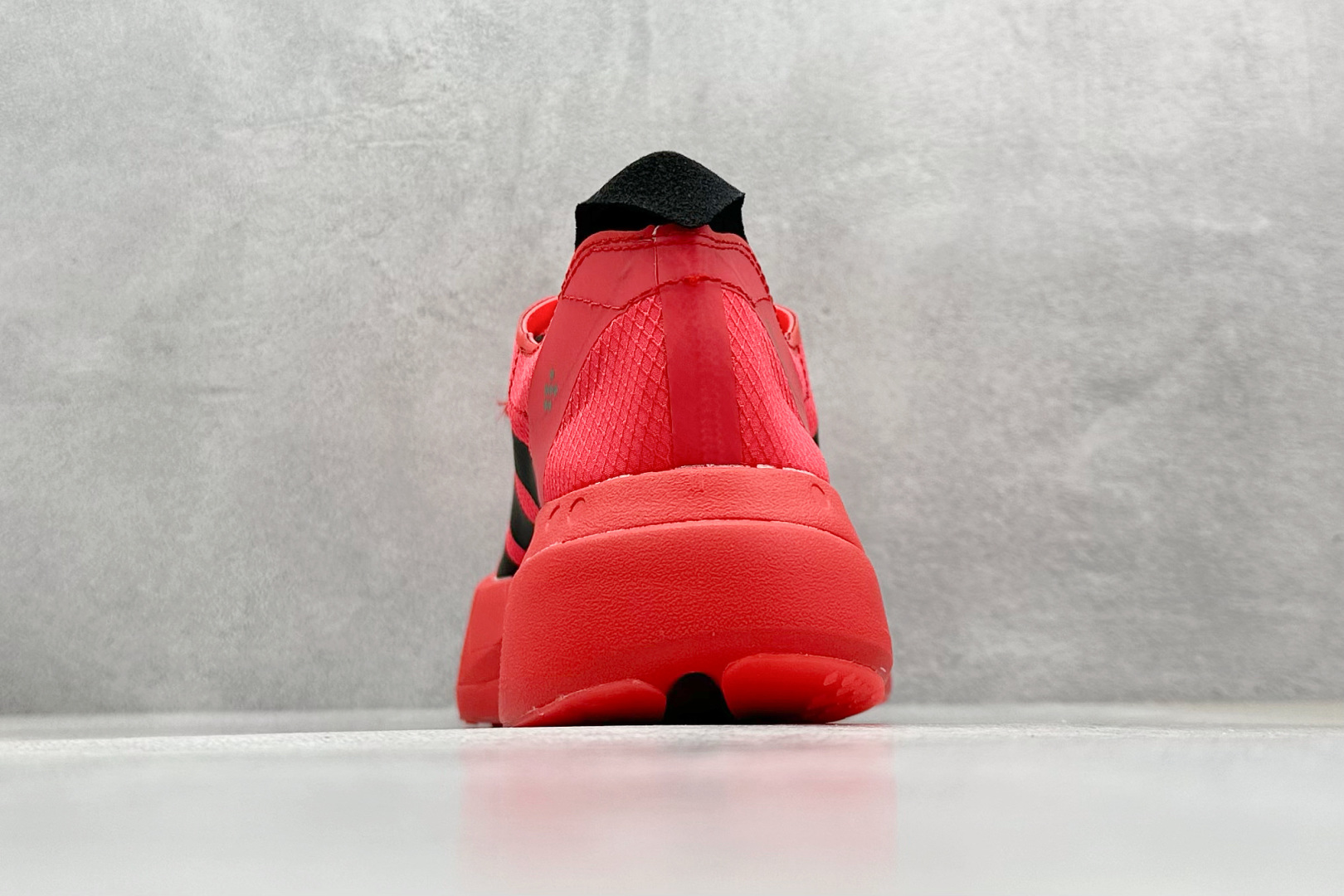  
Ad Adizero Adios 4 M 阿迪透气轻盈低帮跑步鞋

货号：JR6368 
尺码：36