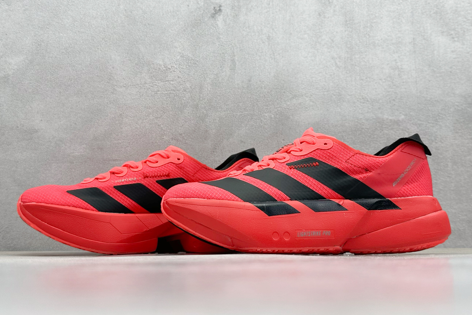  
Ad Adizero Adios 4 M 阿迪透气轻盈低帮跑步鞋

货号：JR6368 
尺码：36