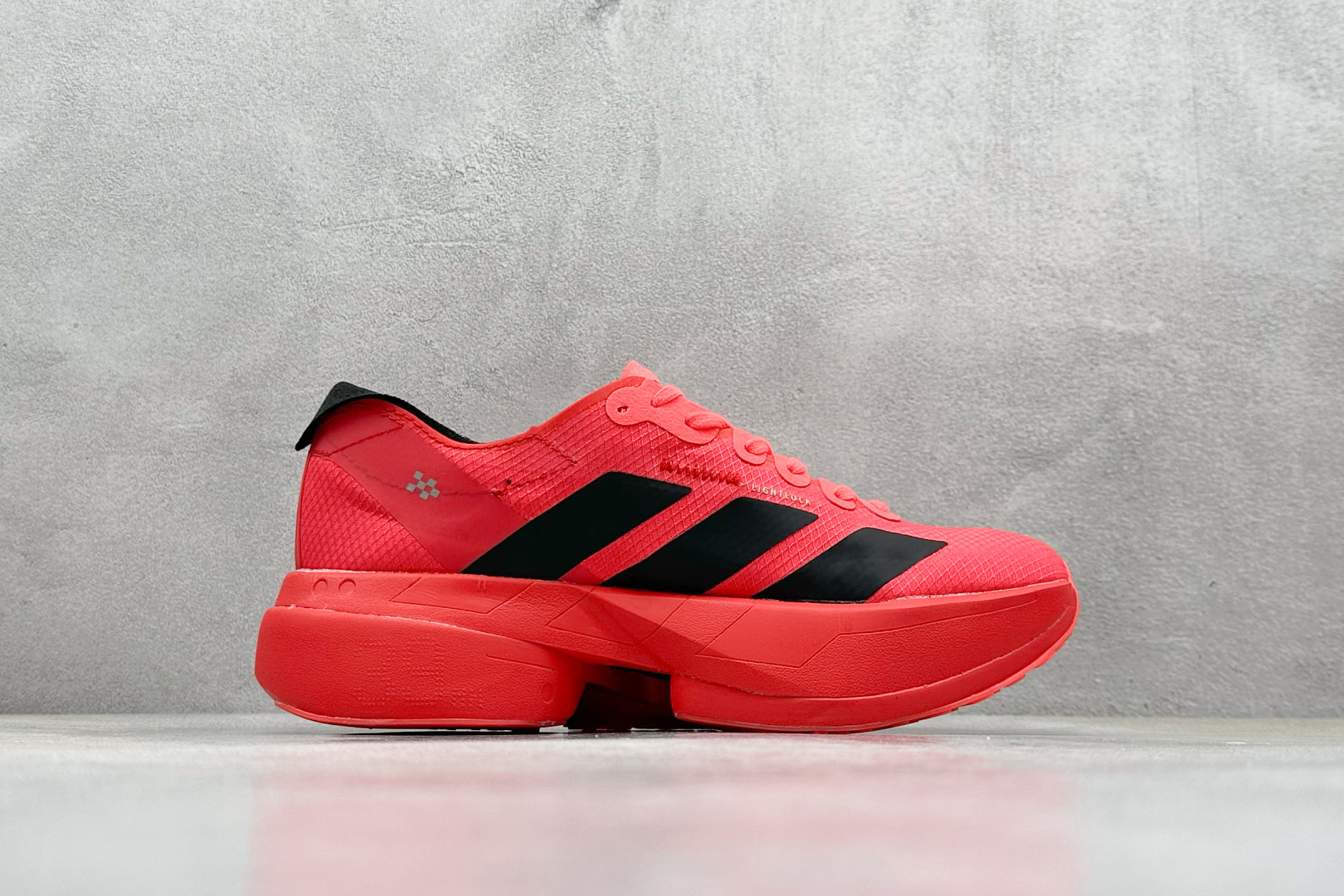  
Ad Adizero Adios 4 M 阿迪透气轻盈低帮跑步鞋

货号：JR6368 
尺码：36