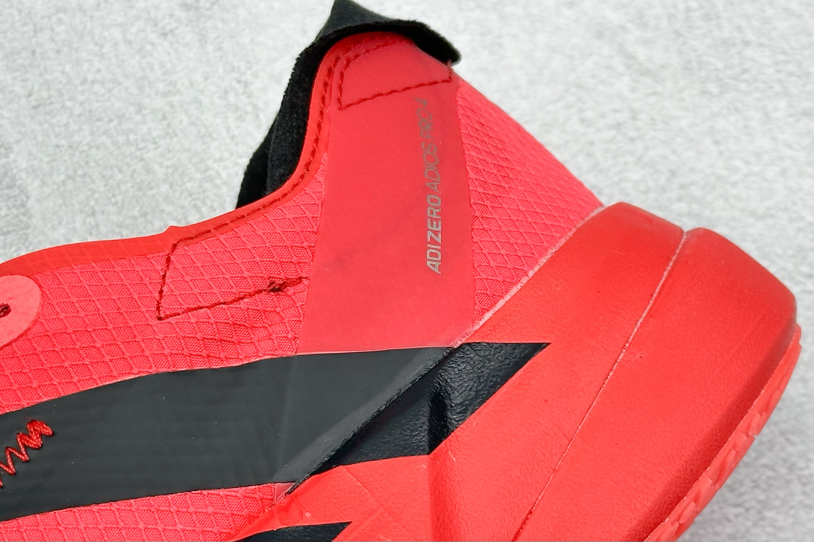  
Ad Adizero Adios 4 M 阿迪透气轻盈低帮跑步鞋

货号：JR6368 
尺码：36