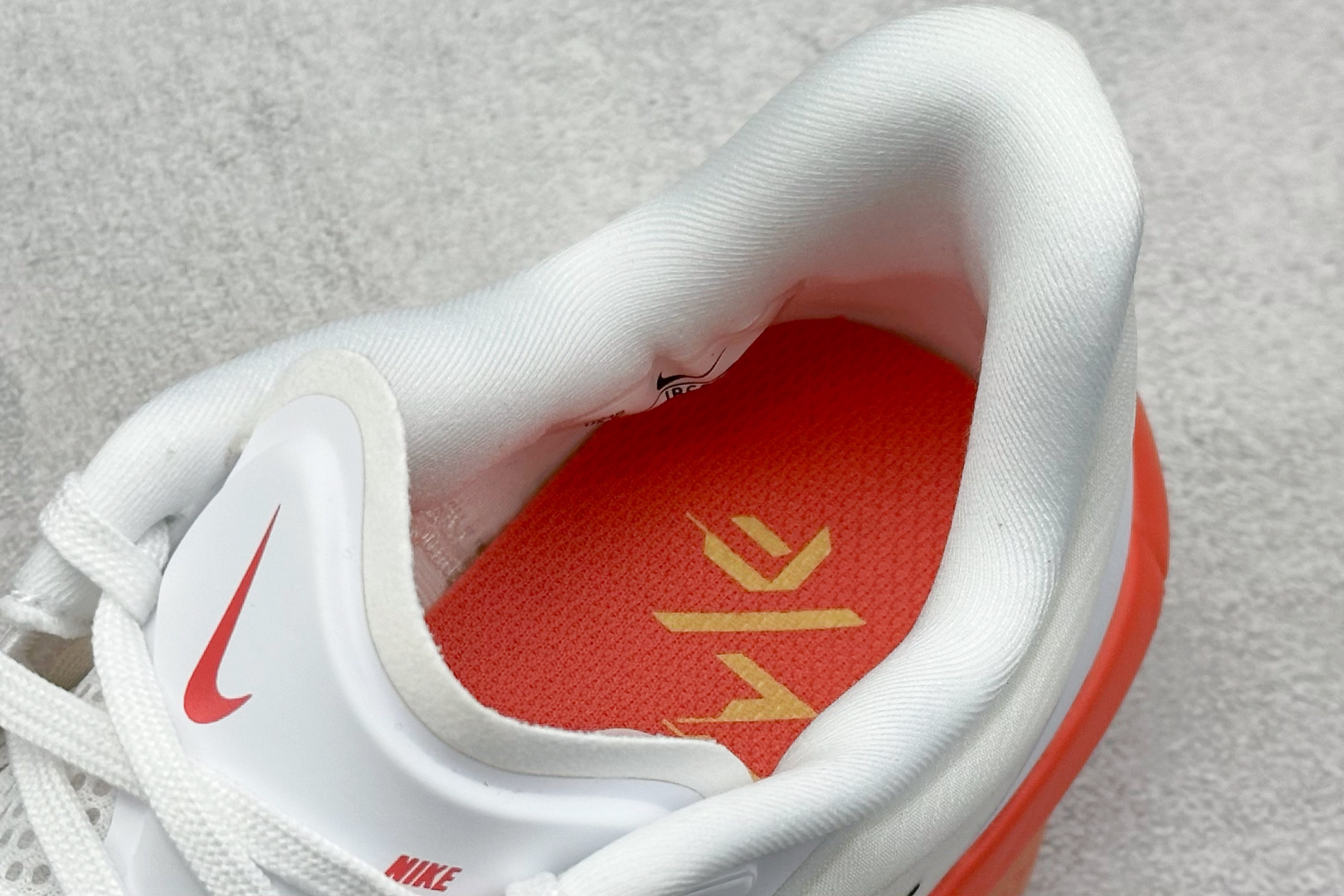  
Nike Zoom Fly 6 耐克超弹轻盈跑步鞋
#鞋款搭载 Flyknit 材料 打造出众弹性