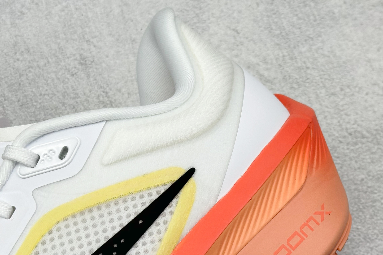  
Nike Zoom Fly 6 耐克超弹轻盈跑步鞋
#鞋款搭载 Flyknit 材料 打造出众弹性