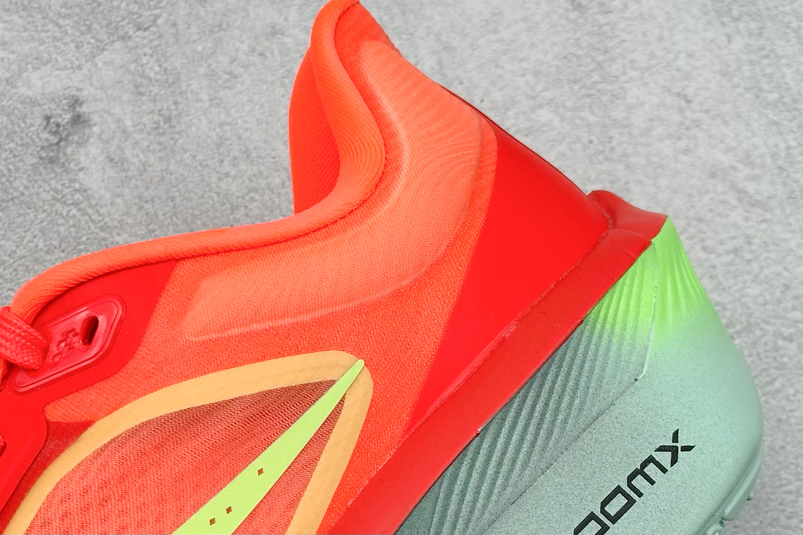  
RS版 NIKE AIR Zoom RIVAL Fly 6 超轻跑步鞋
织物减震轻盈跑步鞋 内置真碳