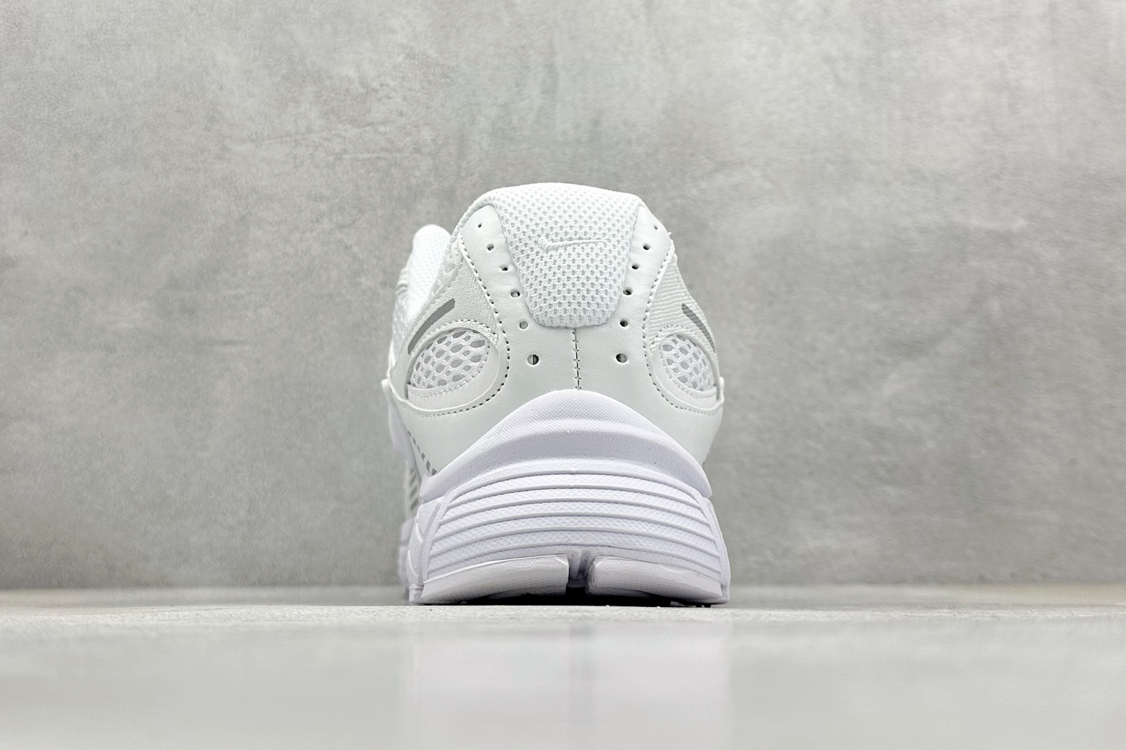  
Nike V5 RNR 舒适百搭防滑耐磨 低帮跑步鞋 舒适有型适合日常穿着 该鞋款延续千禧年经典设计
