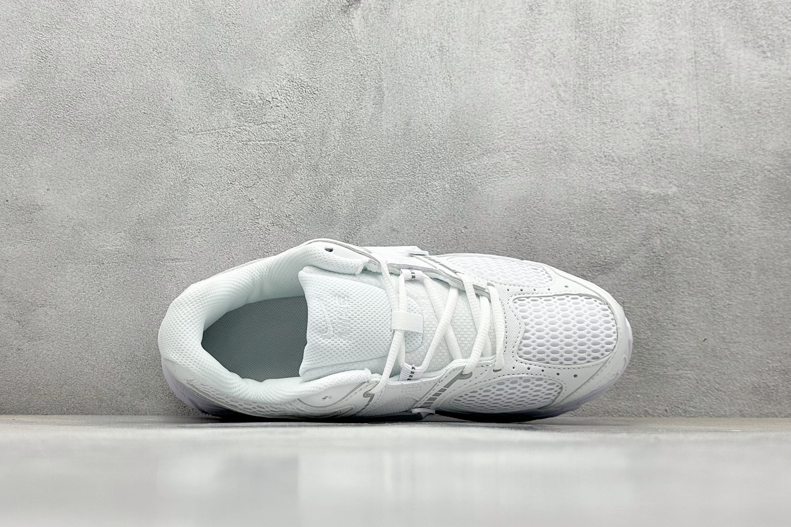  
Nike V5 RNR 舒适百搭防滑耐磨 低帮跑步鞋 舒适有型适合日常穿着 该鞋款延续千禧年经典设计