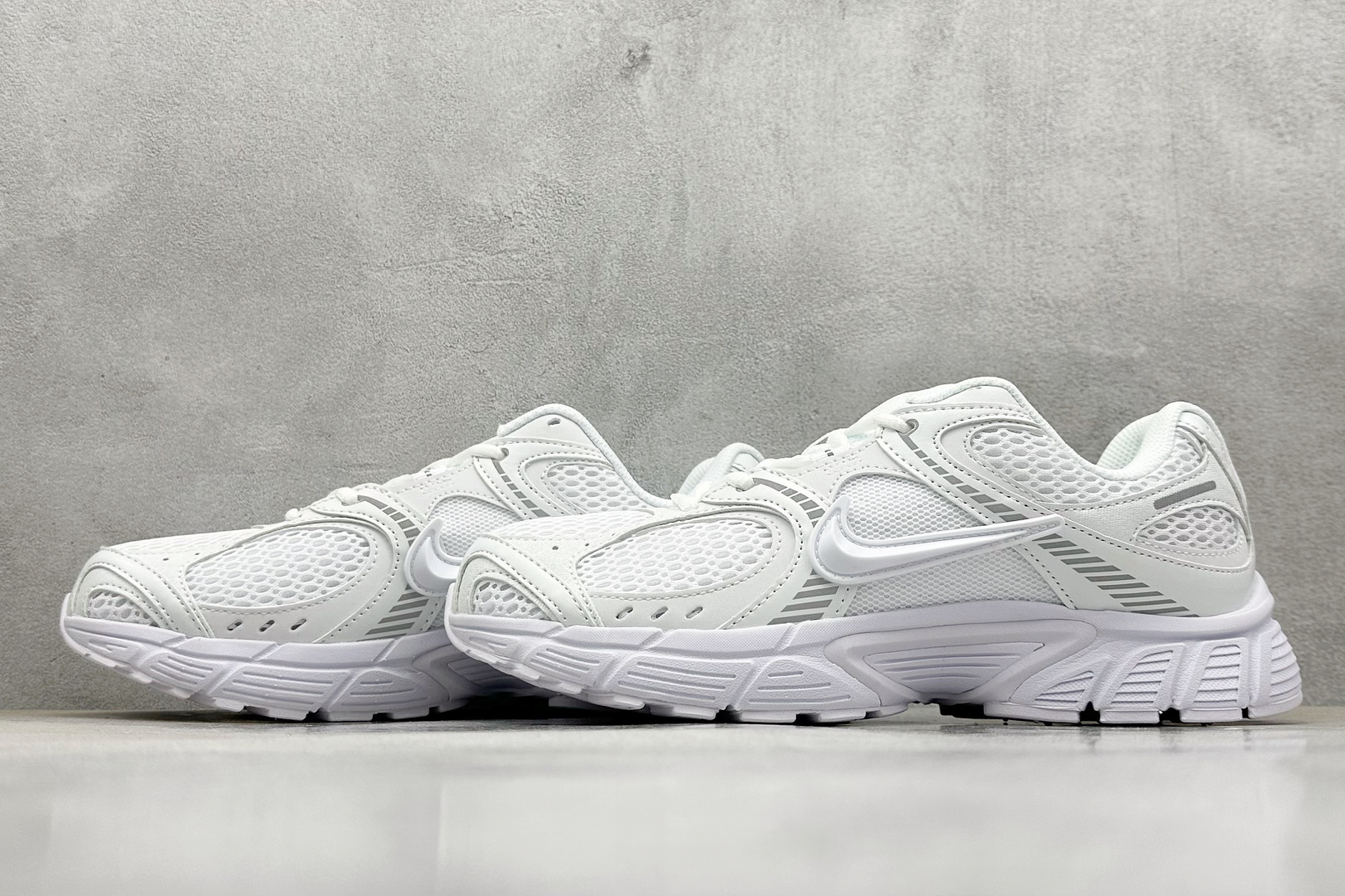  
Nike V5 RNR 舒适百搭防滑耐磨 低帮跑步鞋 舒适有型适合日常穿着 该鞋款延续千禧年经典设计