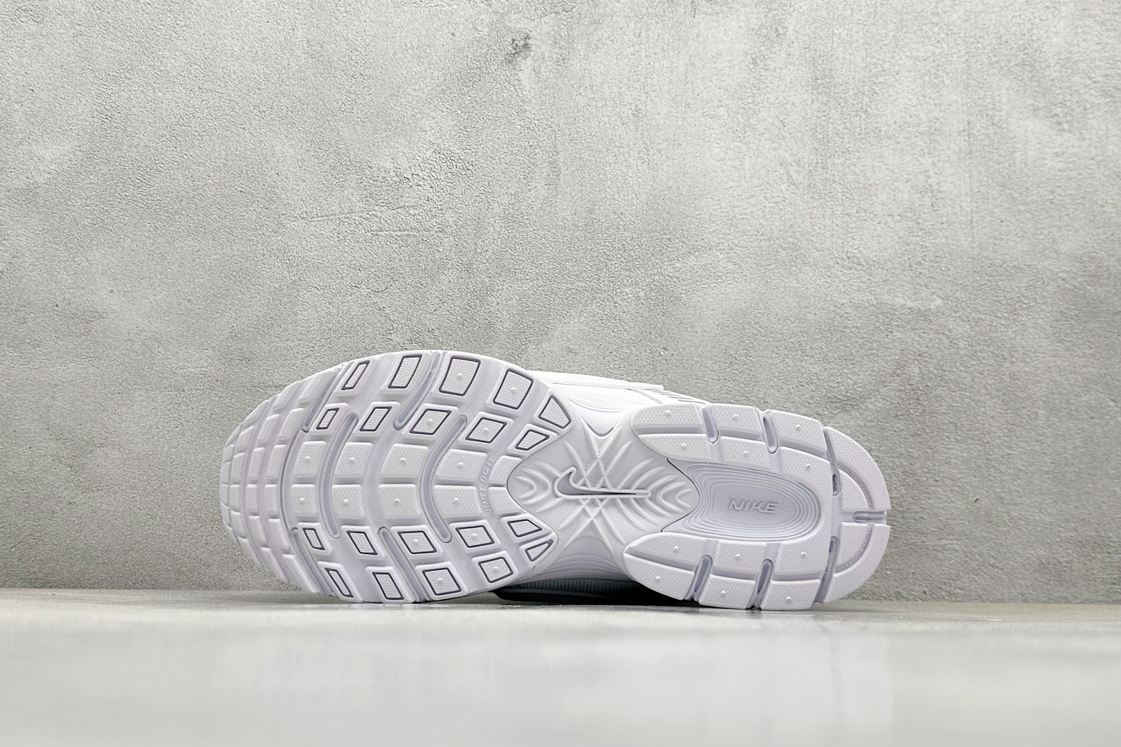  
Nike V5 RNR 舒适百搭防滑耐磨 低帮跑步鞋 舒适有型适合日常穿着 该鞋款延续千禧年经典设计