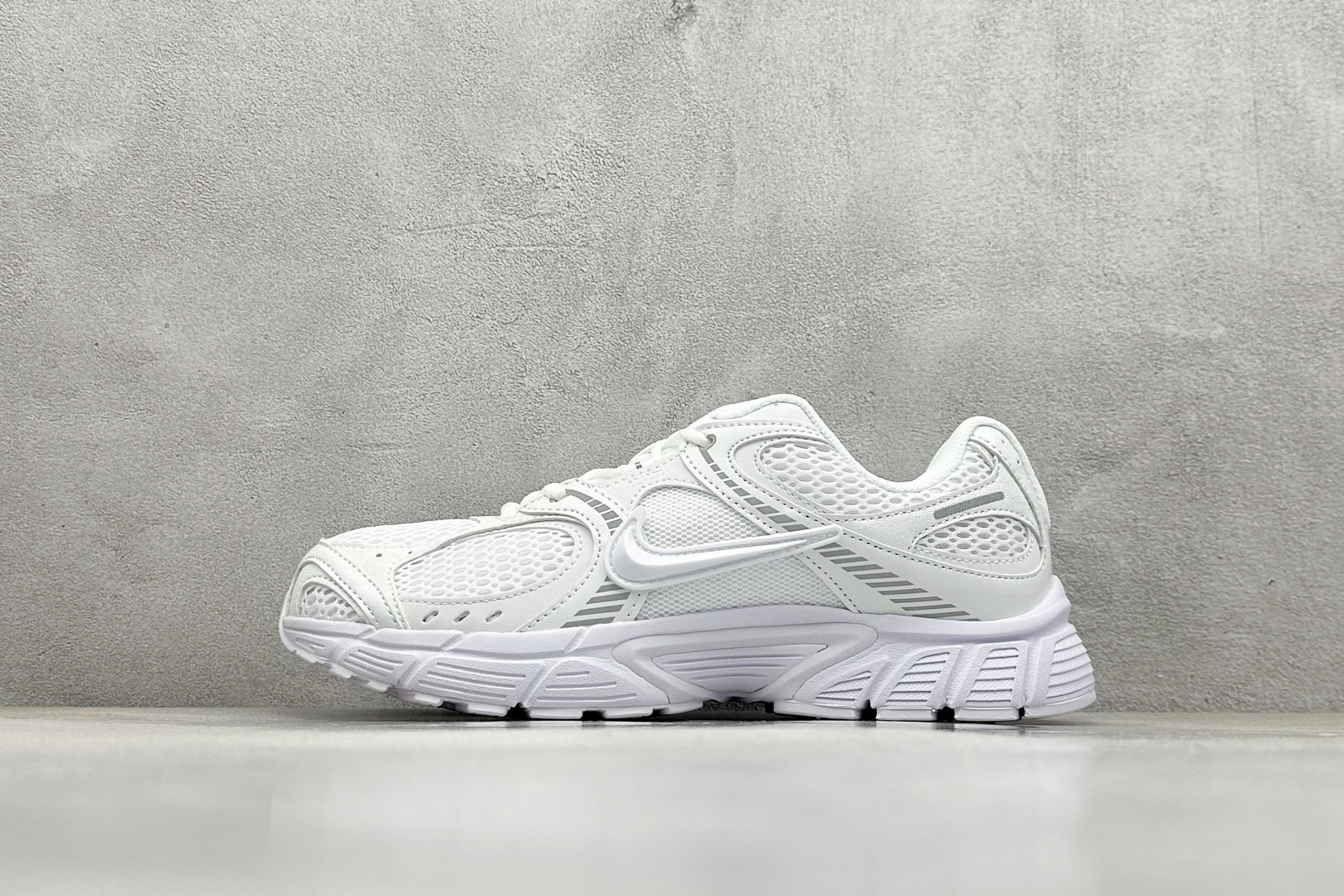  
Nike V5 RNR 舒适百搭防滑耐磨 低帮跑步鞋 舒适有型适合日常穿着 该鞋款延续千禧年经典设计