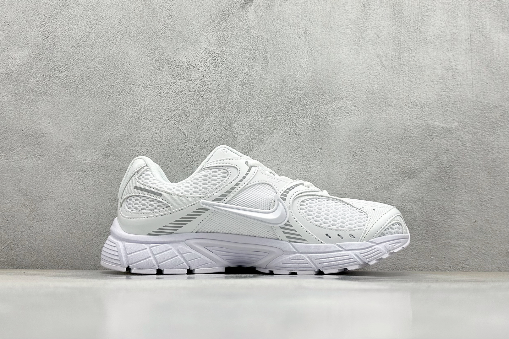  
Nike V5 RNR 舒适百搭防滑耐磨 低帮跑步鞋 舒适有型适合日常穿着 该鞋款延续千禧年经典设计