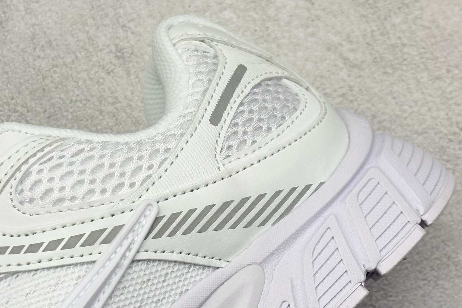  
Nike V5 RNR 舒适百搭防滑耐磨 低帮跑步鞋 舒适有型适合日常穿着 该鞋款延续千禧年经典设计
