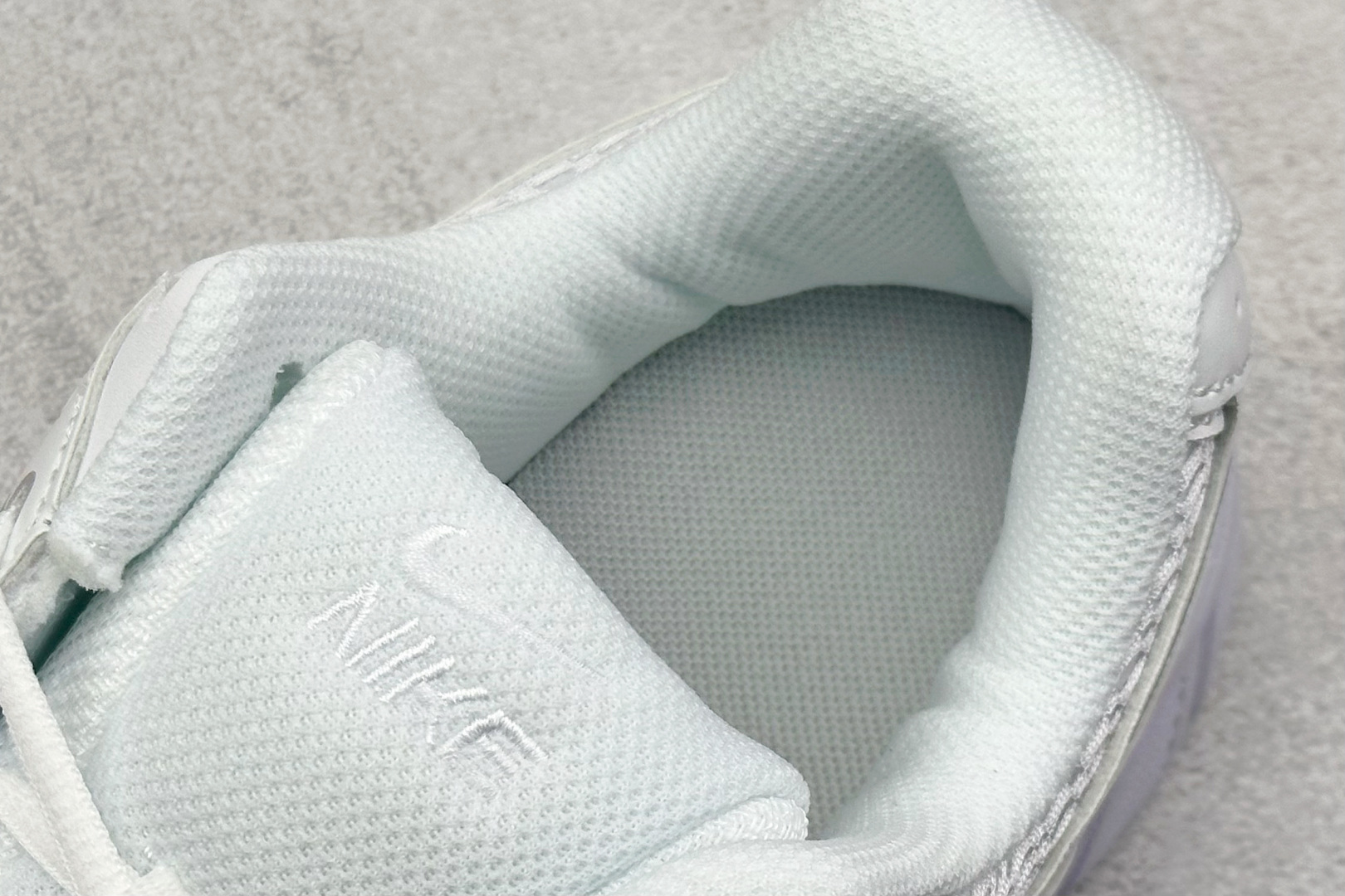  
Nike V5 RNR 舒适百搭防滑耐磨 低帮跑步鞋 舒适有型适合日常穿着 该鞋款延续千禧年经典设计