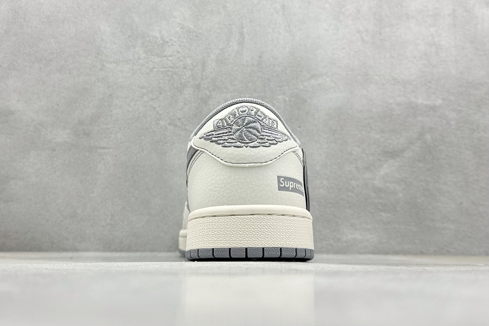 终端放店
XC版 Fragment x Travis Scott x Supreme
Air Jo