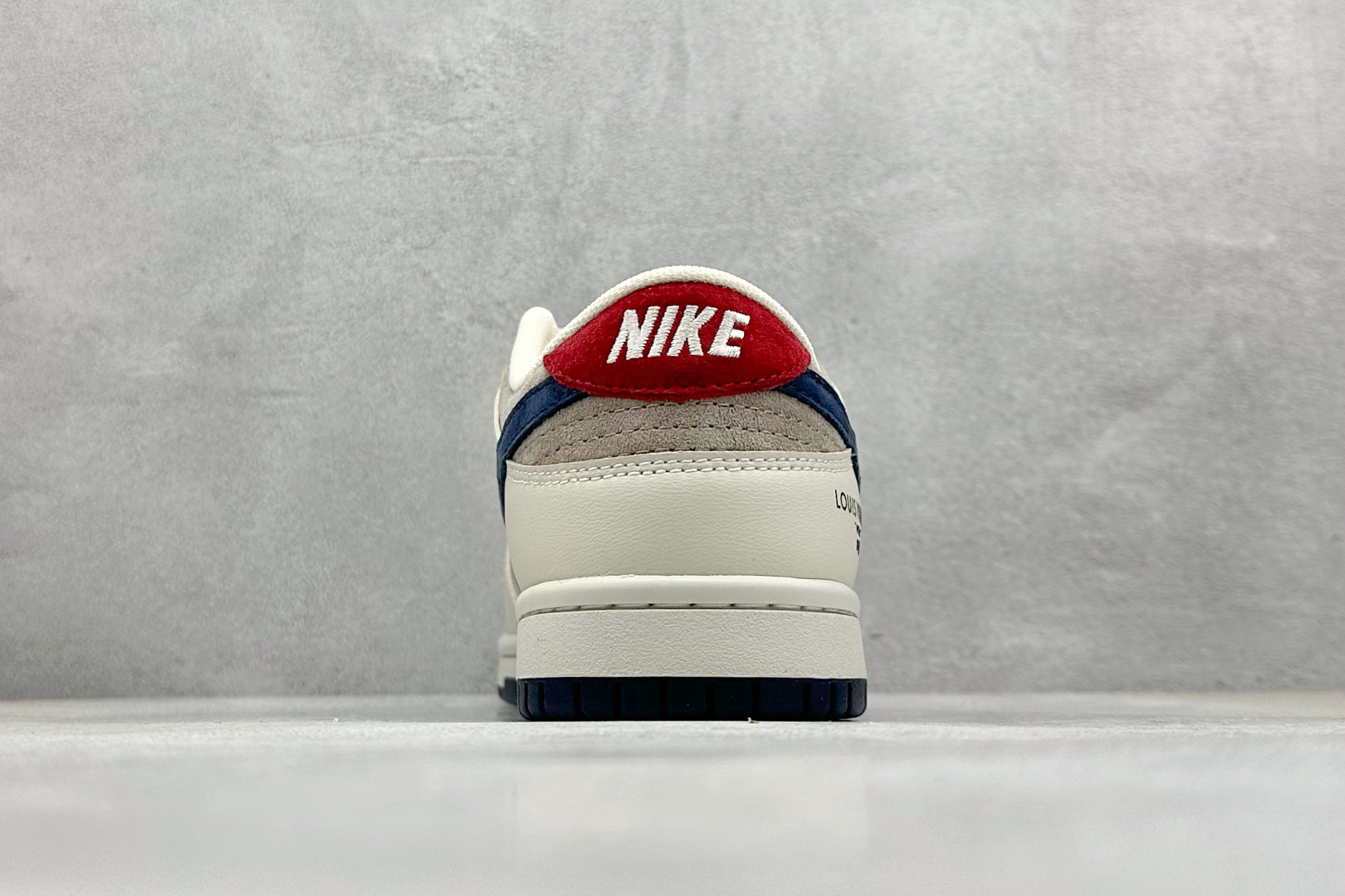  终端放店
XC版 Nk SB Dunk Low LV联名-米灰猪八 周年高端定制 低帮休闲板鞋
#定制