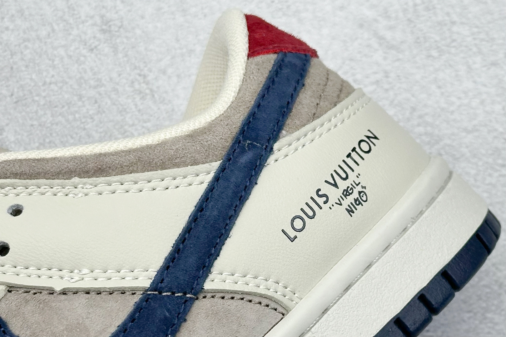  终端放店
XC版 Nk SB Dunk Low LV联名-米灰猪八 周年高端定制 低帮休闲板鞋
#定制