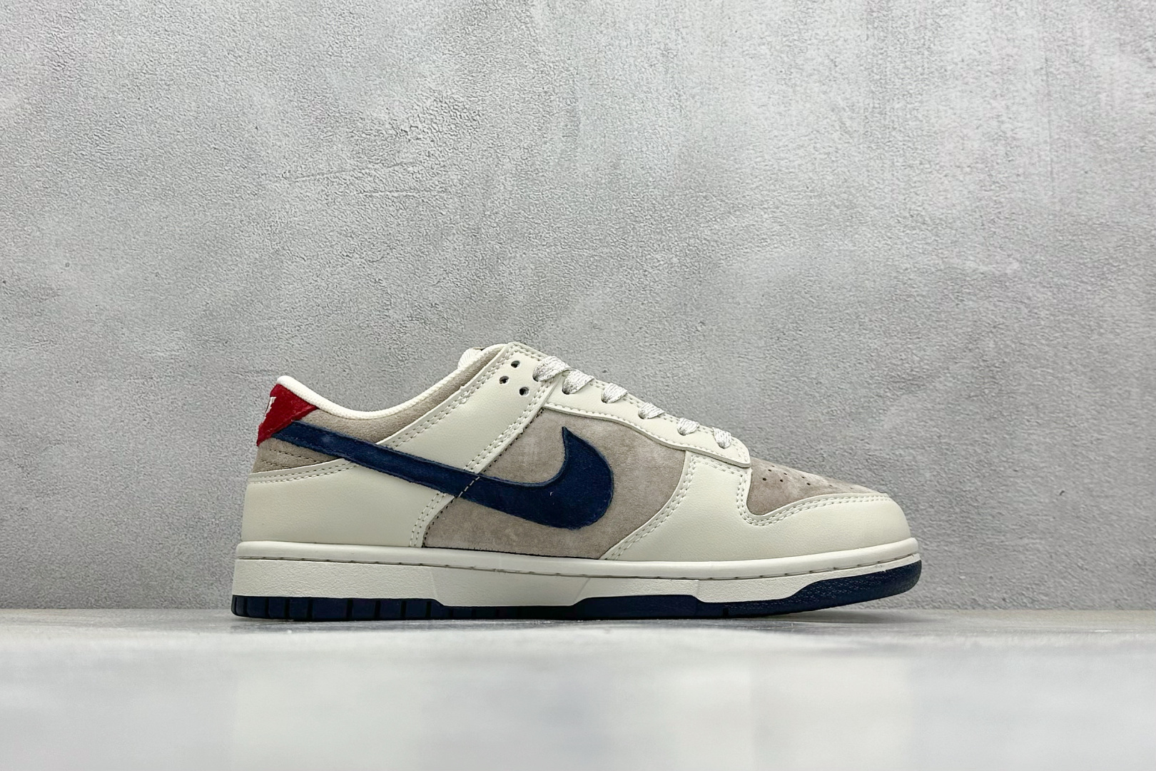  终端放店
XC版 Nk SB Dunk Low LV联名-米灰猪八 周年高端定制 低帮休闲板鞋
#定制