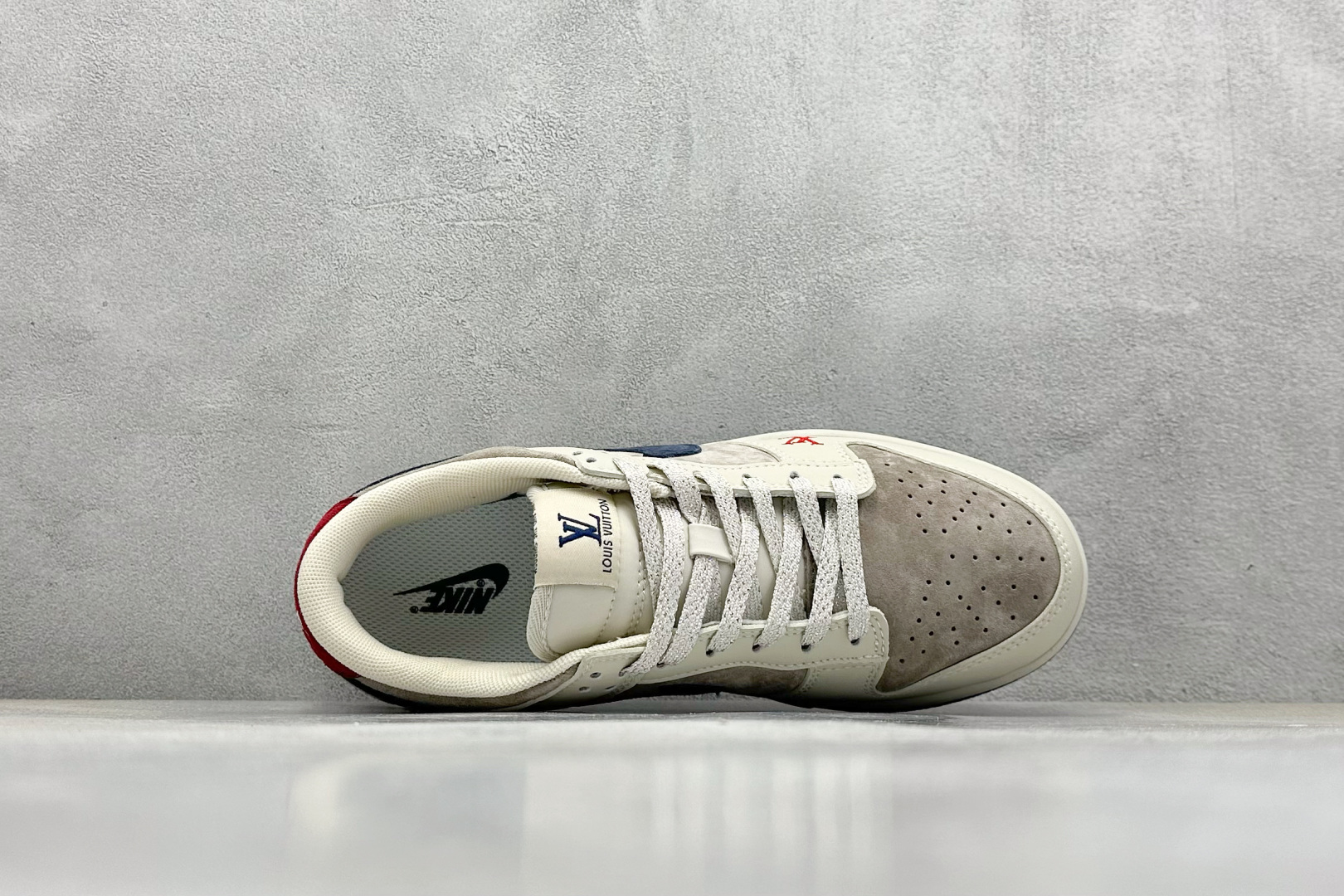  终端放店
XC版 Nk SB Dunk Low LV联名-米灰猪八 周年高端定制 低帮休闲板鞋
#定制