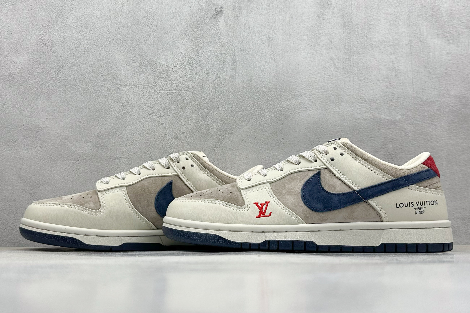  终端放店
XC版 Nk SB Dunk Low LV联名-米灰猪八 周年高端定制 低帮休闲板鞋
#定制
