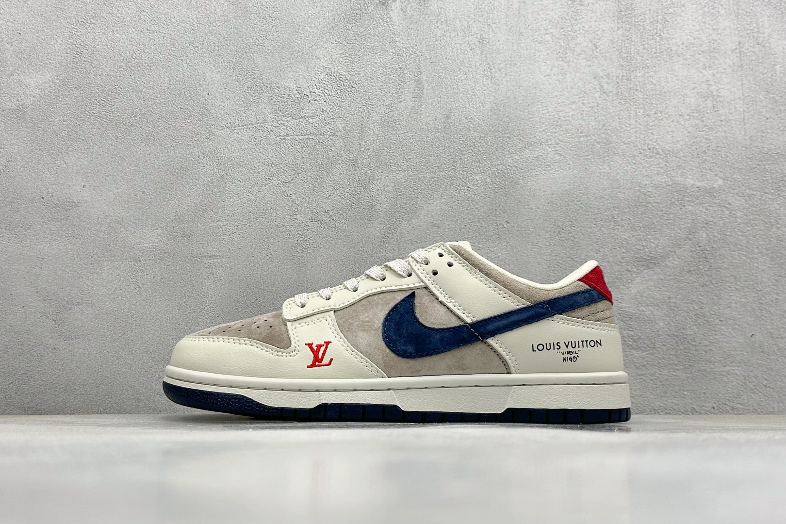  终端放店
XC版 Nk SB Dunk Low LV联名-米灰猪八 周年高端定制 低帮休闲板鞋
#定制