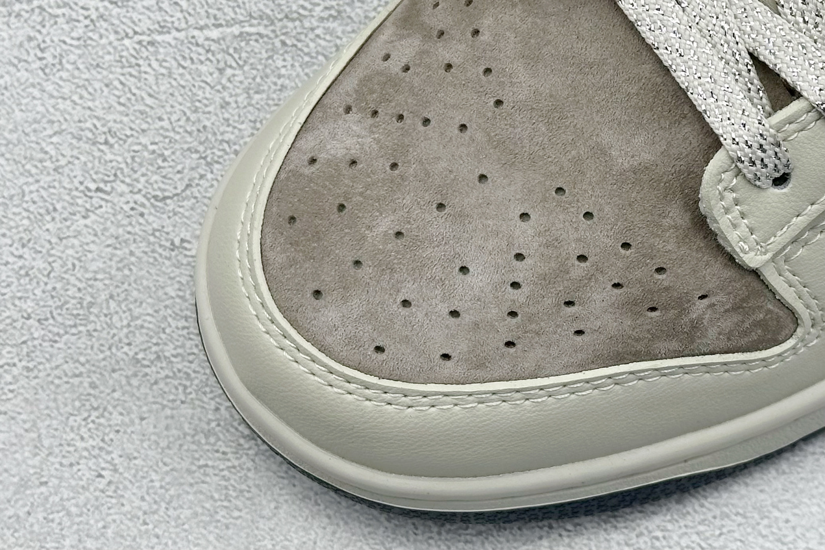  终端放店
XC版 Nk SB Dunk Low LV联名-米灰猪八 周年高端定制 低帮休闲板鞋
#定制