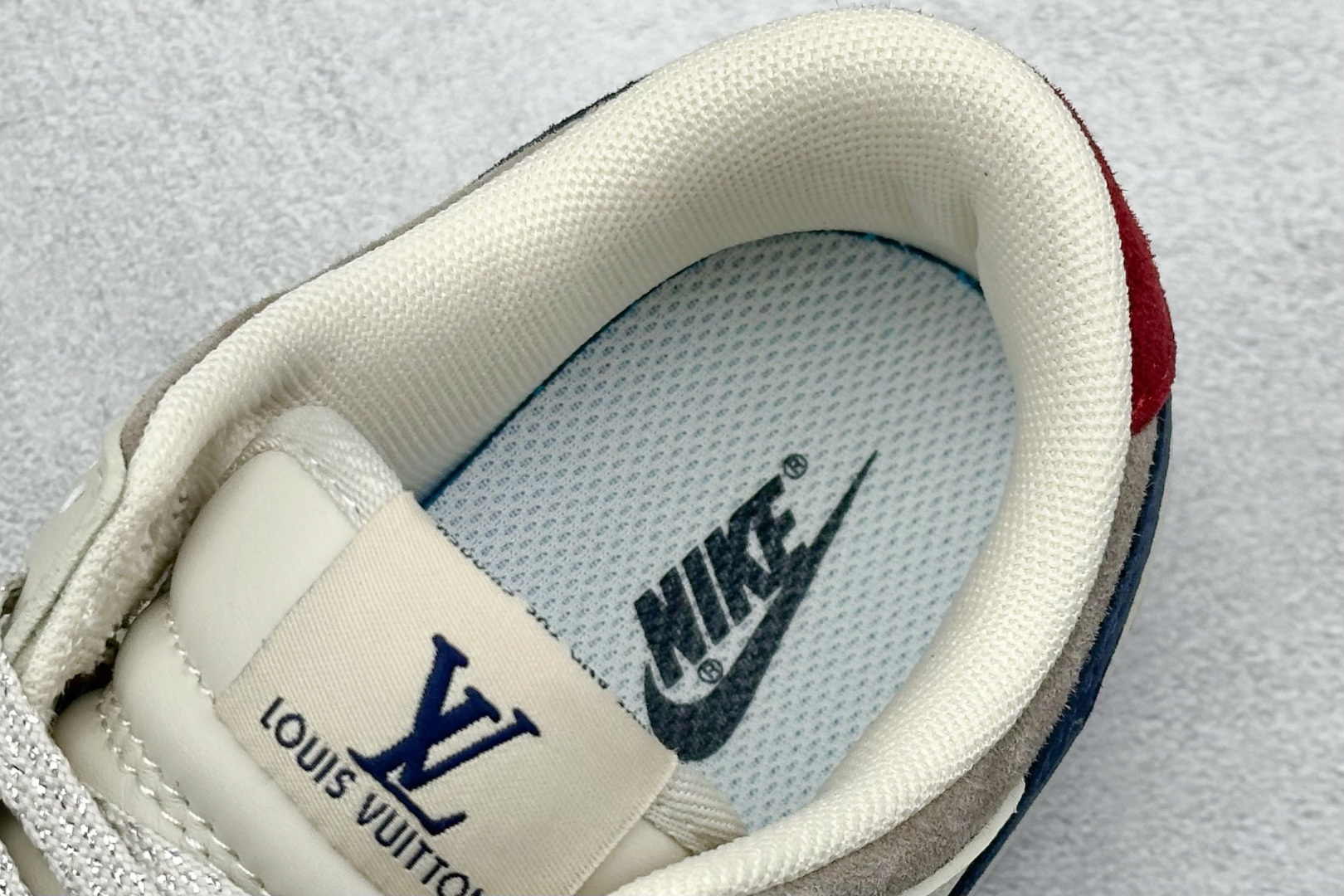  终端放店
XC版 Nk SB Dunk Low LV联名-米灰猪八 周年高端定制 低帮休闲板鞋
#定制