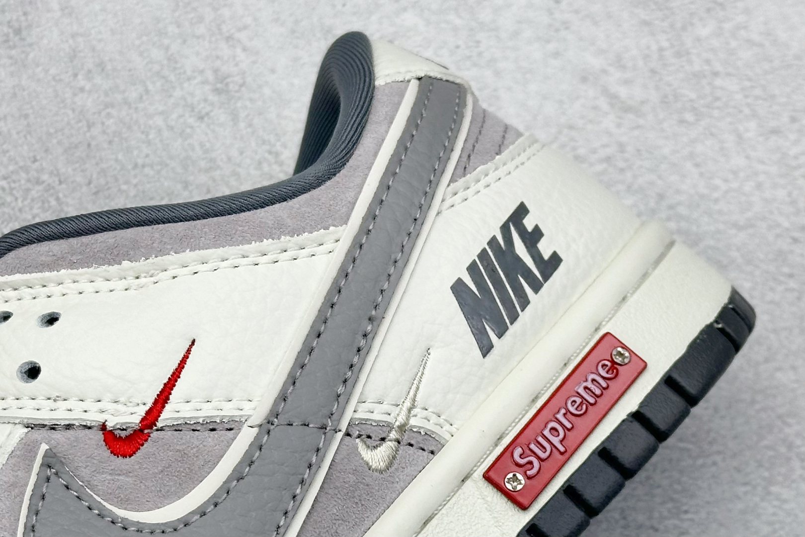  终端放店
SC版 Nike SB Dunk Low Supreme联名三勾 奶白灰底配色 低帮休闲运动