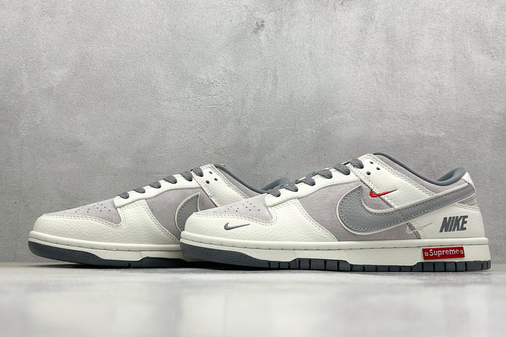  终端放店
SC版 Nike SB Dunk Low Supreme联名三勾 奶白灰底配色 低帮休闲运动