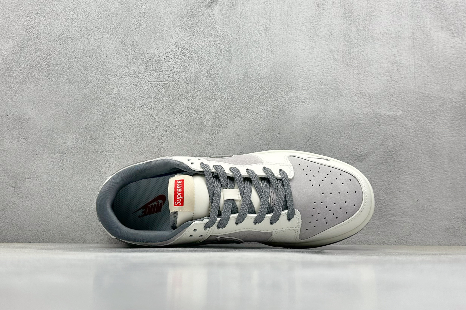  终端放店
SC版 Nike SB Dunk Low Supreme联名三勾 奶白灰底配色 低帮休闲运动