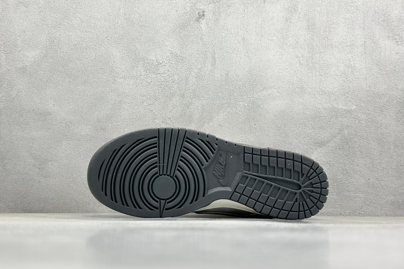  终端放店
SC版 Nike SB Dunk Low Supreme联名三勾 奶白灰底配色 低帮休闲运动