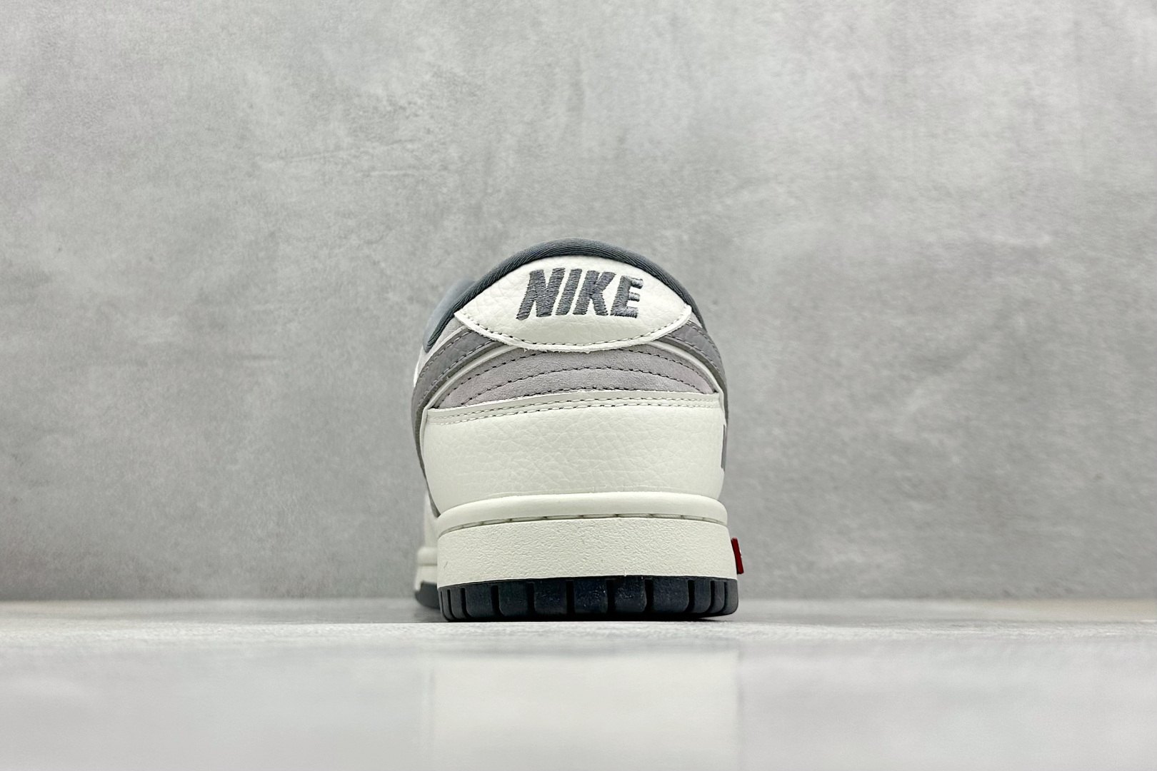  终端放店
SC版 Nike SB Dunk Low Supreme联名三勾 奶白灰底配色 低帮休闲运动