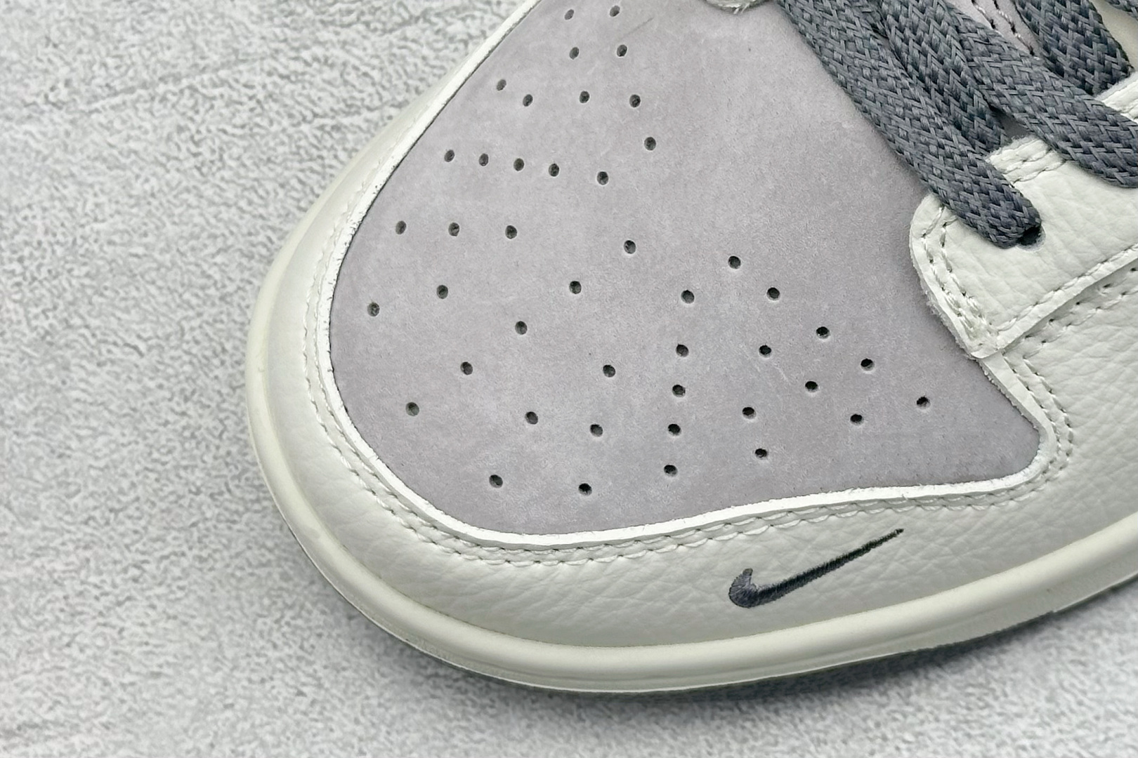  终端放店
SC版 Nike SB Dunk Low Supreme联名三勾 奶白灰底配色 低帮休闲运动