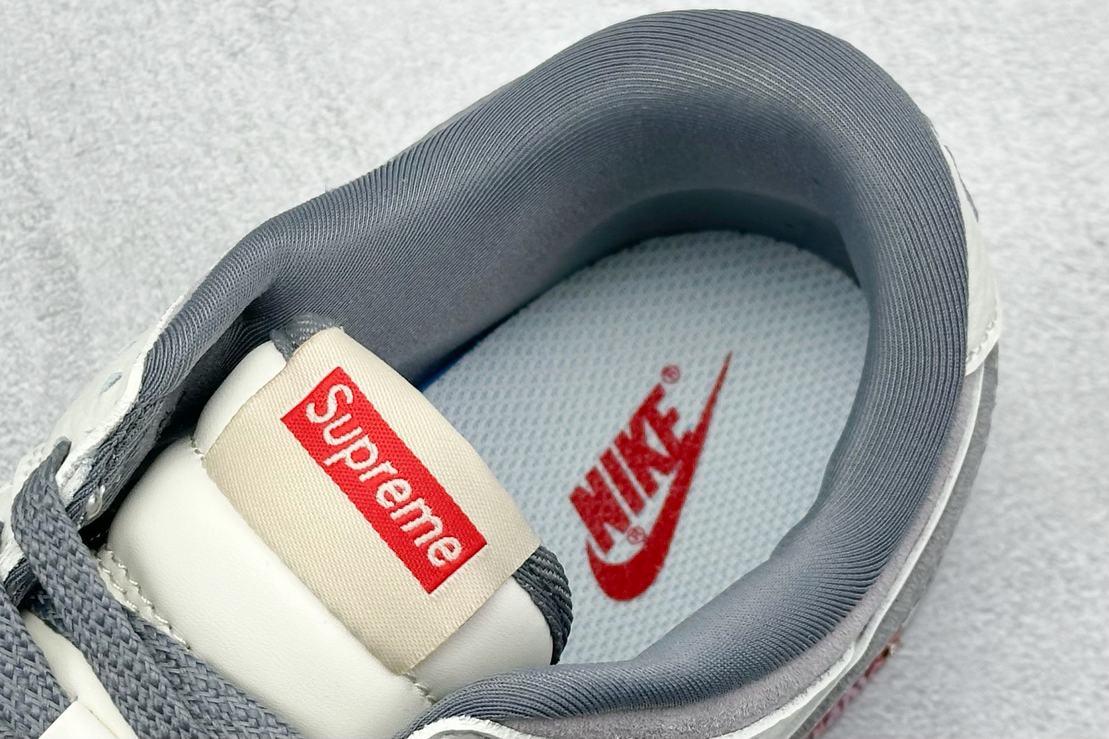  终端放店
SC版 Nike SB Dunk Low Supreme联名三勾 奶白灰底配色 低帮休闲运动