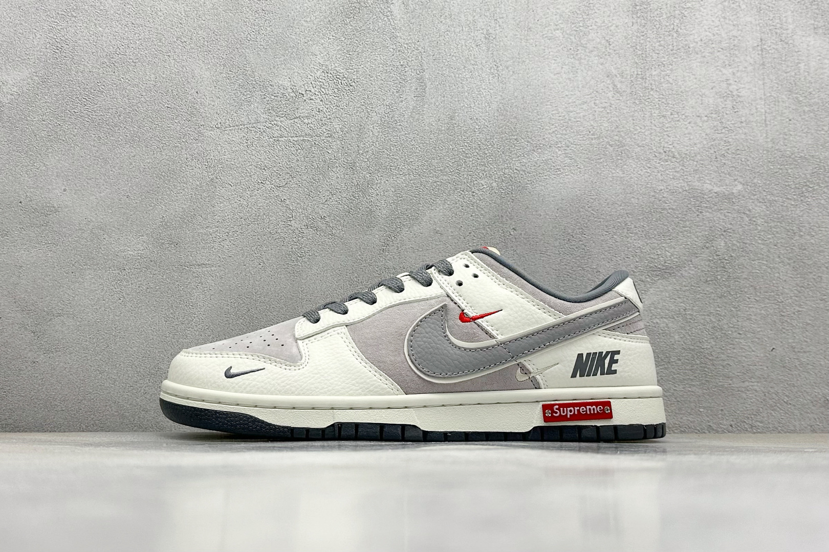  终端放店
SC版 Nike SB Dunk Low Supreme联名三勾 奶白灰底配色 低帮休闲运动