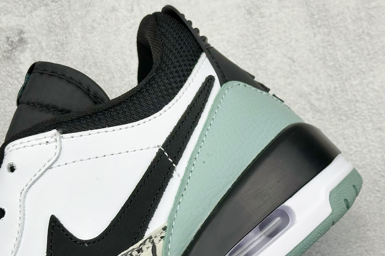  终端放店
最强312 Air Jordan Legacy 312 Low 
有着交错结合的设计，它的名