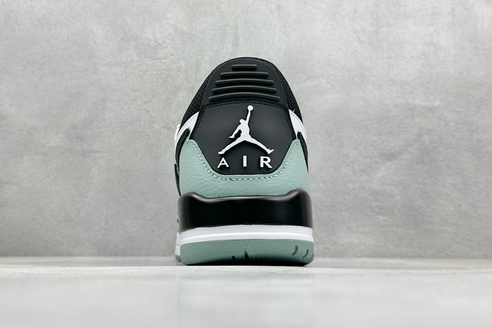  终端放店
最强312 Air Jordan Legacy 312 Low 
有着交错结合的设计，它的名