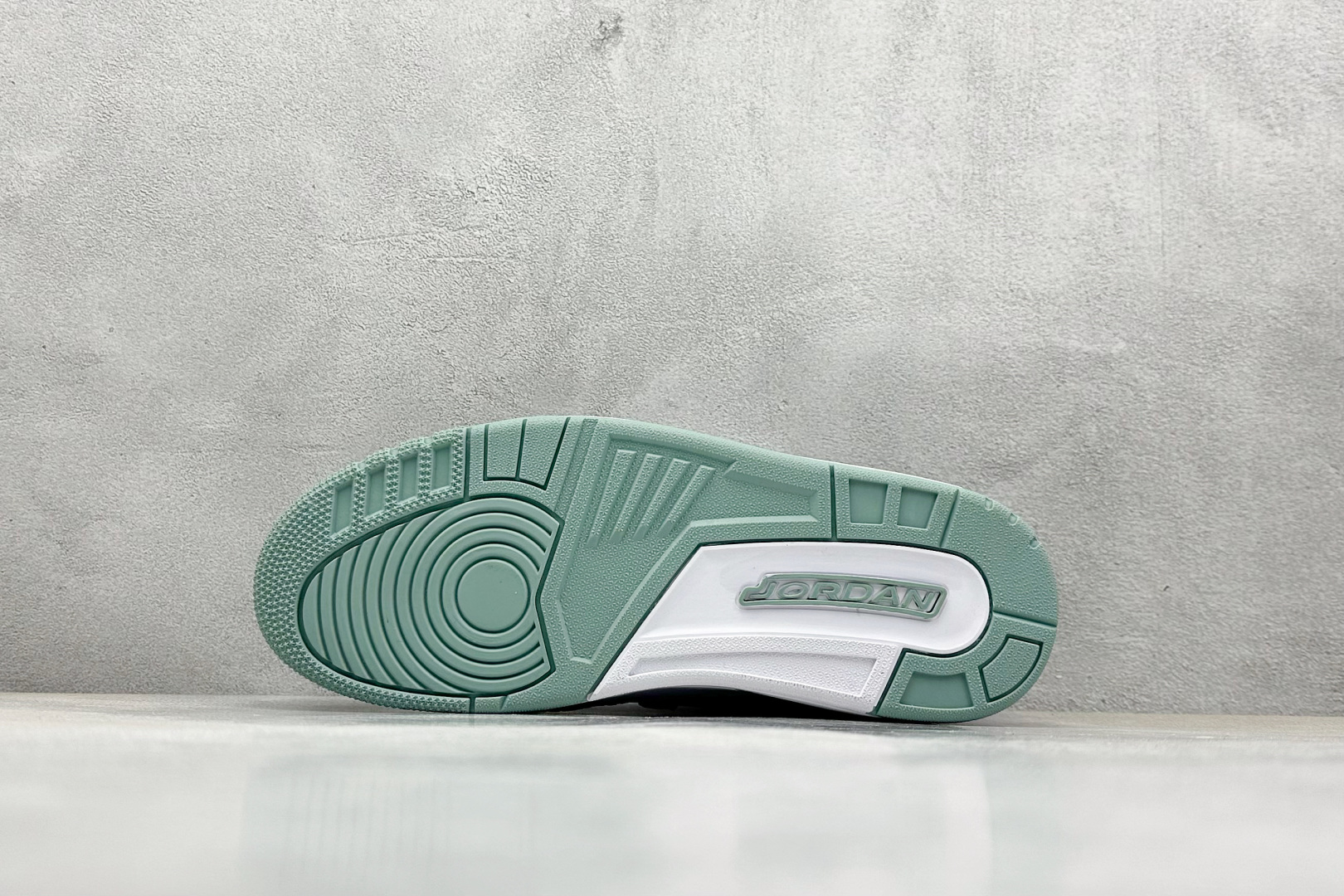  终端放店
最强312 Air Jordan Legacy 312 Low 
有着交错结合的设计，它的名