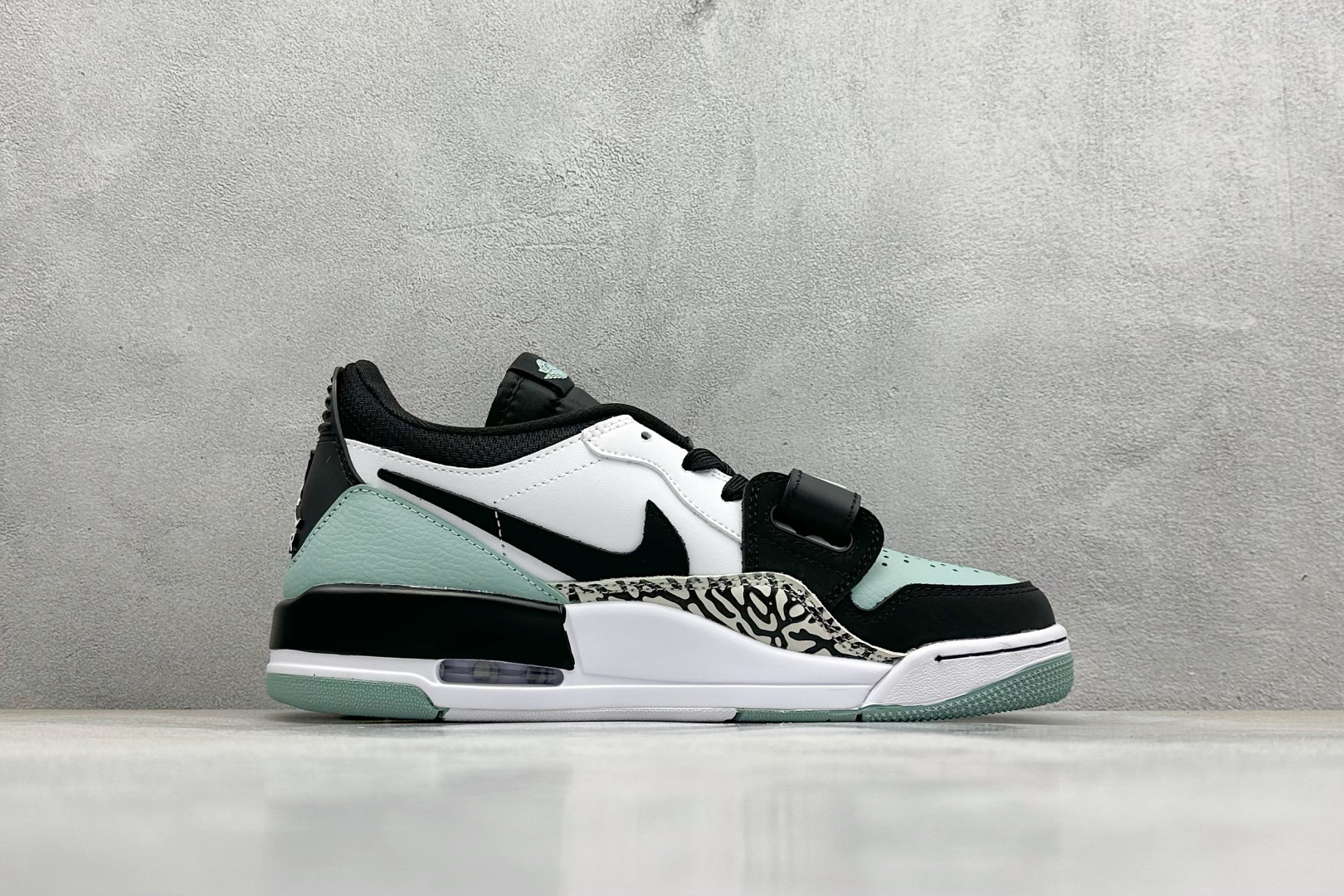  终端放店
最强312 Air Jordan Legacy 312 Low 
有着交错结合的设计，它的名